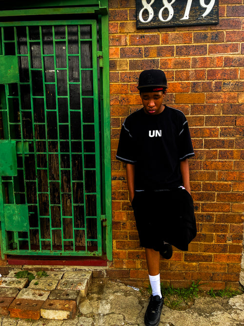 UN TEE - BLACK